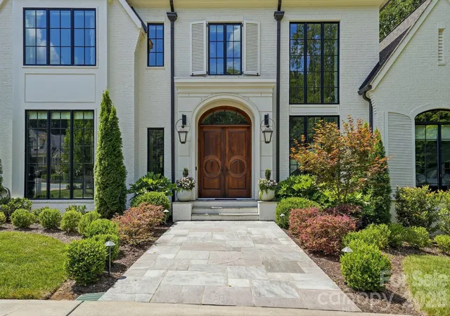 Photo 4 of Sale Pending at 4420 Forest Hills Dr, Charlotte, NC 28226 | MLS# 4399080 | Listing updated on 2026-10-05