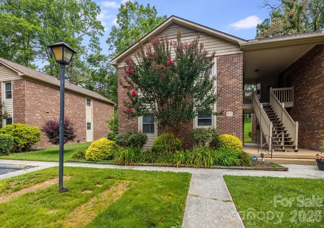 Homes for sale in Hendersonville, NC | 1325 4th Ave #C, Hendersonville, NC 28739 | MLS# 4399110