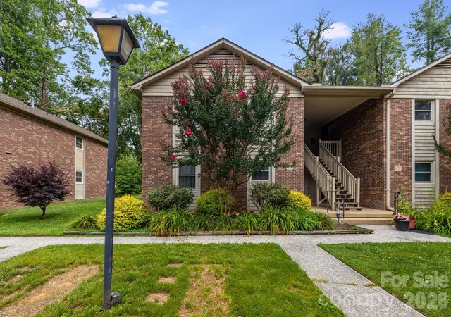 Homes for sale in Hendersonville, NC | 1325 4th Ave #C, Hendersonville, NC 28739 | MLS# 4399110