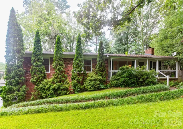 Photo 3 of Single family home for sale at 936 Toxaway Dr, Hendersonville, NC 28791 | MLS# 4399122 | Listing updated on 2026-07-21