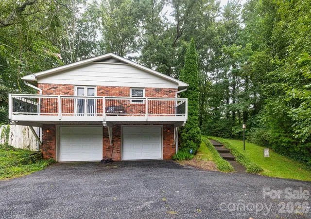Photo 3 of Single family home for sale at 936 Toxaway Dr, Hendersonville, NC 28791 | MLS# 4399122 | Listing updated on 2026-07-21