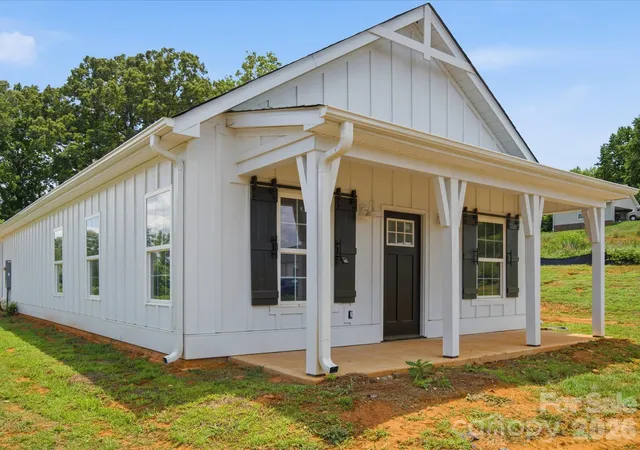 Photo 3 of Single family home for sale at 1432 Blackbird Dr, Clover, SC 29710 | MLS# 4399128 | Listing updated on 2026-07-22
