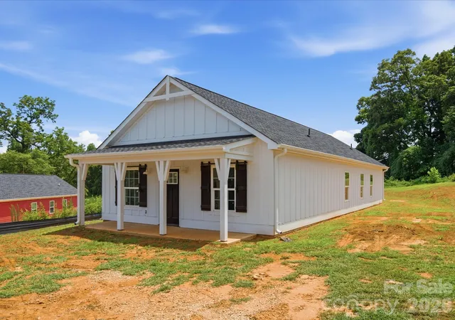 Photo 3 of Single family home for sale at 1432 Blackbird Dr, Clover, SC 29710 | MLS# 4399128 | Listing updated on 2026-10-05