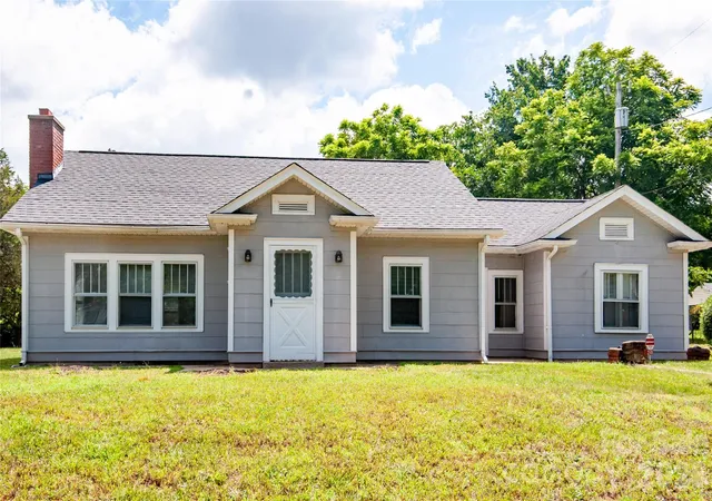 Photo 1 of Single family home for sale at 2505 Shelton Ave, Statesville, NC 28677 | MLS# 4399185 | Listing updated on 2026-08-10