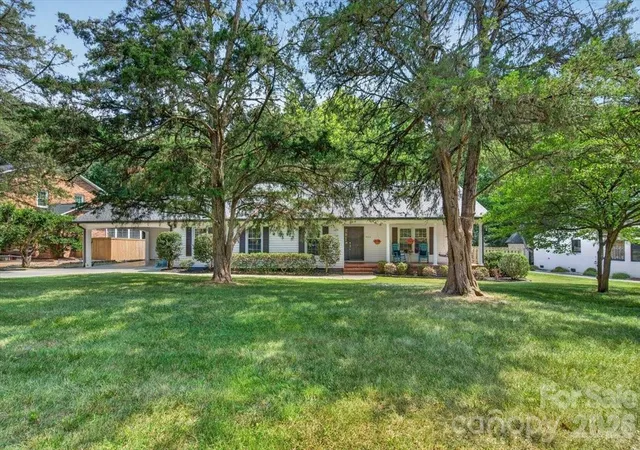 Photo 3 of Single family home for sale at 4124 Bridgewood Ln, Charlotte, NC 28226 | MLS# 4399322 | Listing updated on 2026-09-07