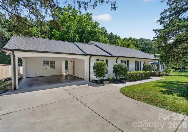 Photo 1 of Single family home for sale at 4124 Bridgewood Ln, Charlotte, NC 28226 | MLS# 4399322 | Listing updated on 2026-09-07