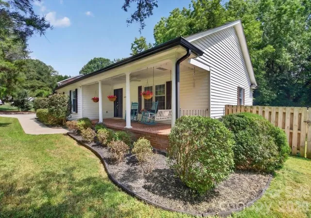 Photo 2 of Single family home for sale at 4124 Bridgewood Ln, Charlotte, NC 28226 | MLS# 4399322 | Listing updated on 2026-09-07