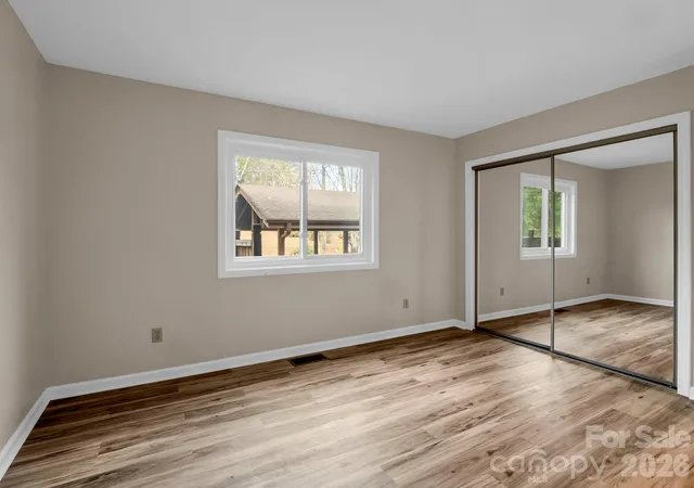 Homes for sale in Hendersonville, NC | 520 Courtwood Ln, Hendersonville, NC 28739