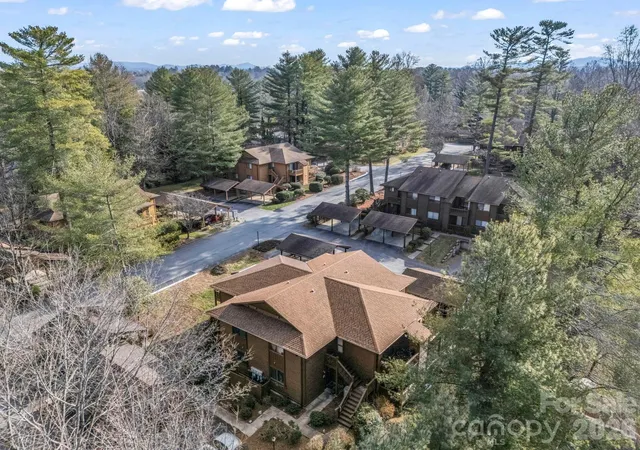 Homes for sale in Hendersonville, NC | 520 Courtwood Lane, Hendersonville, NC 28739 | Houzeo