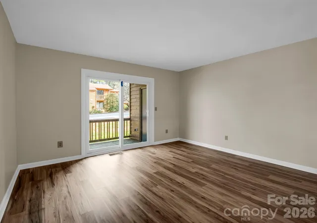 Homes for sale in Hendersonville, NC | 520 Courtwood Ln #8, Hendersonville, NC 28739 | MLS# 4399412