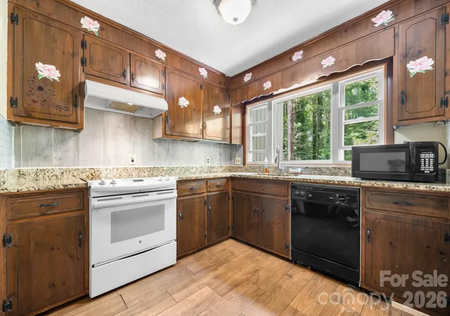 Photo 4 of Single family home for sale at 828 Manchester St SW, Lenoir, NC 28645 | MLS# 4399438 | Listing updated on 2026-07-04
