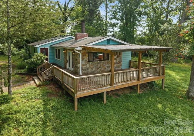 Photo 1 of Single family home for sale at 1705 Willow Rd, Hendersonville, NC 28739 | MLS# 4399528 | Listing updated on 2026-08-31