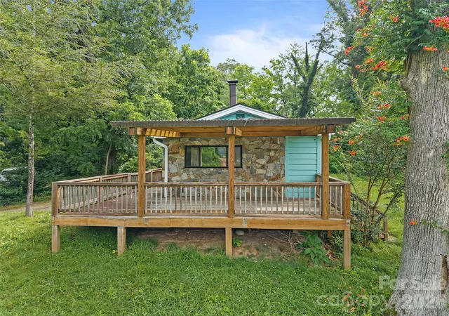 Photo 2 of Single family home for sale at 1705 Willow Rd, Hendersonville, NC 28739 | MLS# 4399528 | Listing updated on 2026-08-31