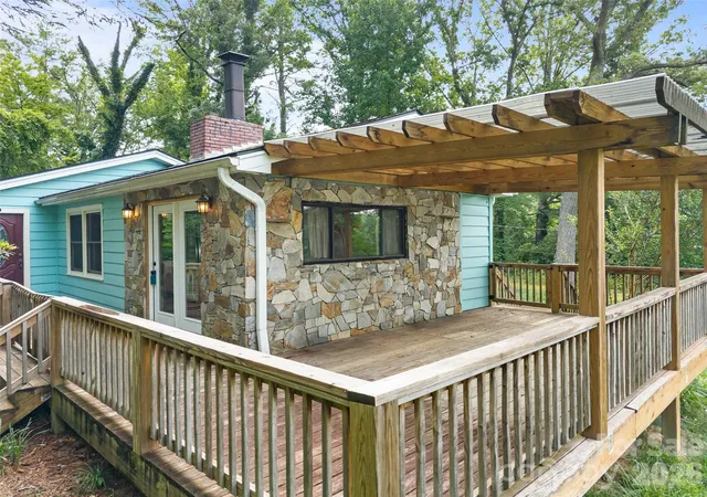 Photo 3 of Single family home for sale at 1705 Willow Rd, Hendersonville, NC 28739 | MLS# 4399528 | Listing updated on 2026-08-31