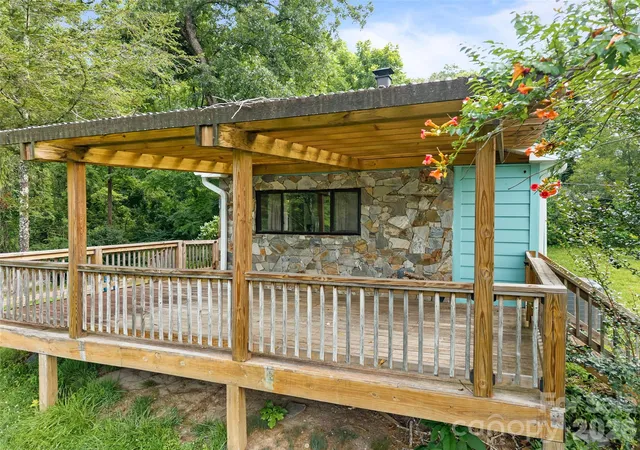 Photo 3 of Single family home for sale at 1705 Willow Rd, Hendersonville, NC 28739 | MLS# 4399528 | Listing updated on 2026-08-31