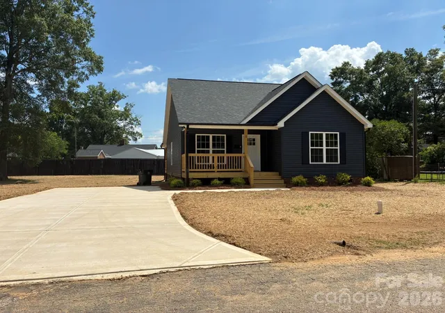Photo 1 of Single family home for sale at 6 Wray St, York, SC 29745 | MLS# 4399530 | Listing updated on 2026-09-02