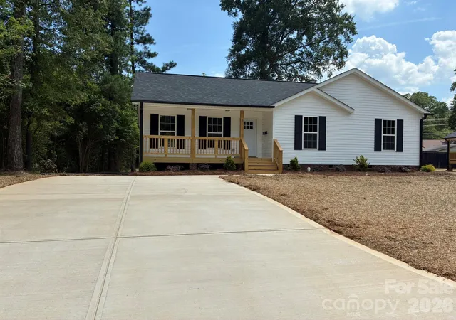 Photo 2 of Single family home for sale at 8 Wray St, York, SC 29745 | MLS# 4399534 | Listing updated on 2026-09-02