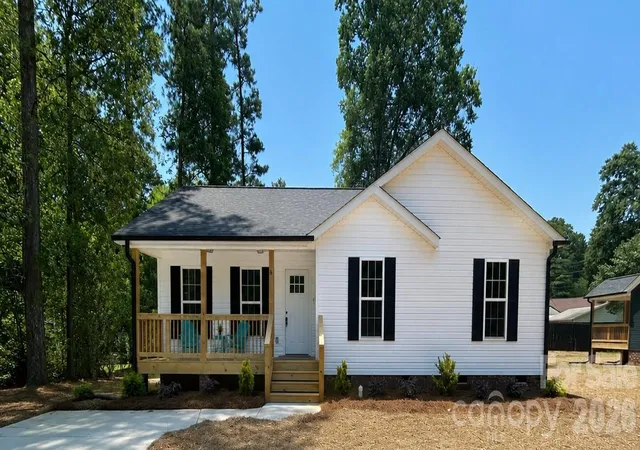 Photo 1 of Single family home for sale at 8 Wray St, York, SC 29745 | MLS# 4399534 | Listing updated on 2026-09-02