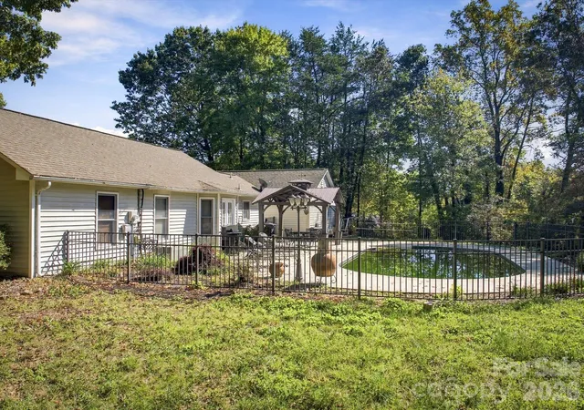 Photo 4 of Single family home for sale at 4284 Oakland Dr #1, Morganton, NC 28655 | MLS# 4399559 | Listing updated on 2026-10-22