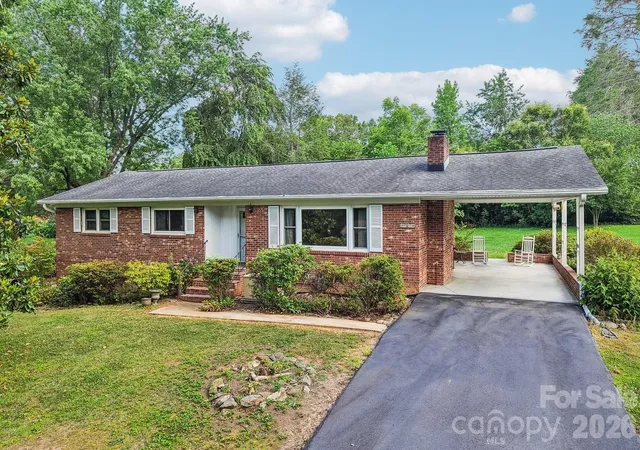 Homes for sale in Hendersonville, NC | 3157 Florida Dr, Hendersonville, NC 28792 | MLS# 4399591
