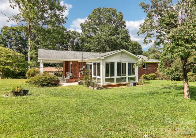 Homes for sale in Hendersonville, NC | 3157 Florida Dr, Hendersonville, NC 28792 | MLS# 4399591