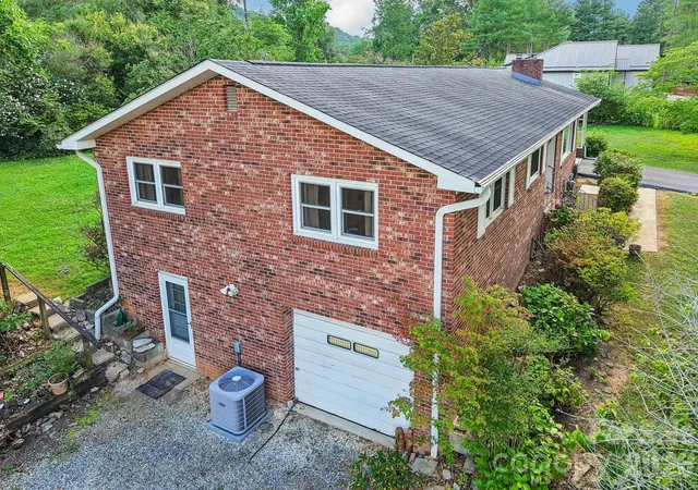 Homes for sale in Hendersonville, NC | 3157 Florida Dr, Hendersonville, NC 28792 | MLS# 4399591