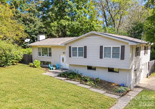Photo 2 of Single family home for sale at 17 Rhododendron Pl, Asheville, NC 28805 | MLS# 4399647 | Listing updated on 2026-10-07