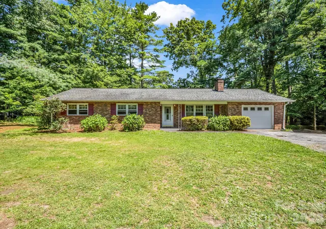 2nd image of 926 Toxaway Ct, Hendersonville, NC 28791 | MLS# 4399722