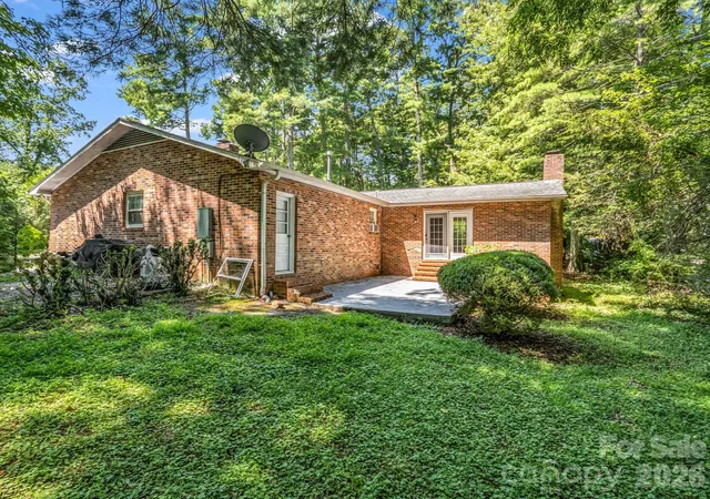 Photo 3 of Single family home for sale at 926 Toxaway Ct, Hendersonville, NC 28791 | MLS# 4399722 | Listing updated on 2026-09-16