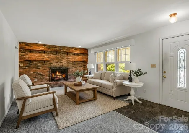 5th image of 926 Toxaway Ct, Hendersonville, NC 28791 | MLS# 4399722