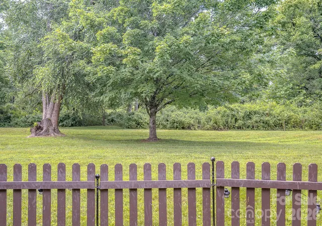 Photo 3 of Townhouse for sale at 39 N Creekside Ct, Hendersonville, NC 28791 | MLS# 4399723 | Listing updated on 2026-09-29