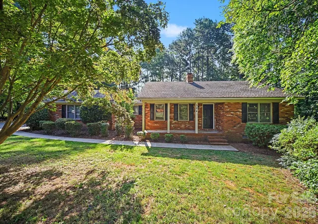 Homes for sale in Lincolnton, NC | 304 Julia Dr, Lincolnton, NC 28092 | MLS# 4399775
