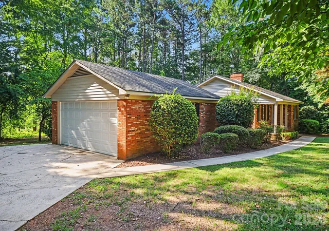 Homes for sale in Lincolnton, NC | 304 Julia Dr, Lincolnton, NC 28092 | MLS# 4399775