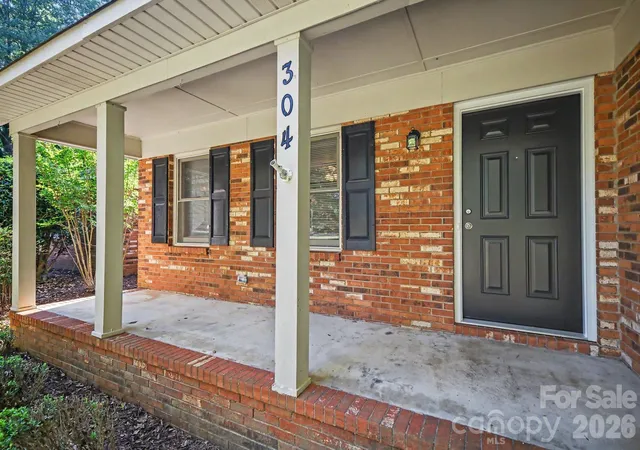 Homes for sale in Lincolnton, NC | 304 Julia Dr, Lincolnton, NC 28092 | MLS# 4399775