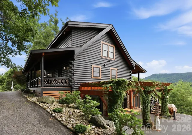 Photo 2 of Single family home for sale at 206 Hamlet Dr, Burnsville, NC 28714 | MLS# 4399818 | Listing updated on 2026-09-04