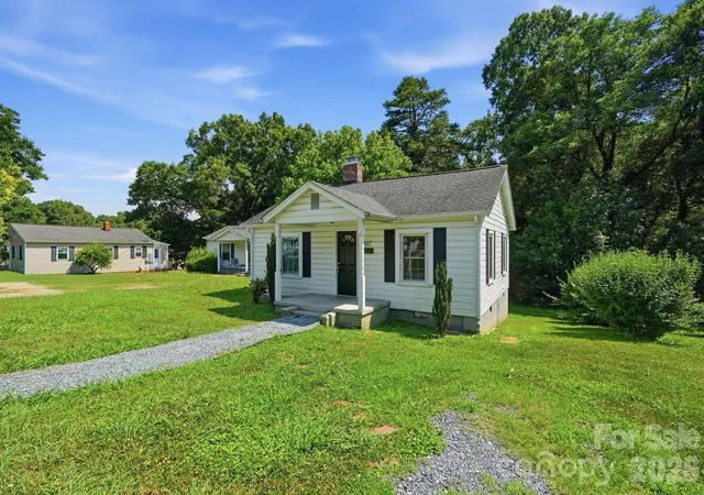 Photo 3 of Single family home for sale at 307 Clay St, Belmont, NC 28012 | MLS# 4399871 | Listing updated on 2026-09-28