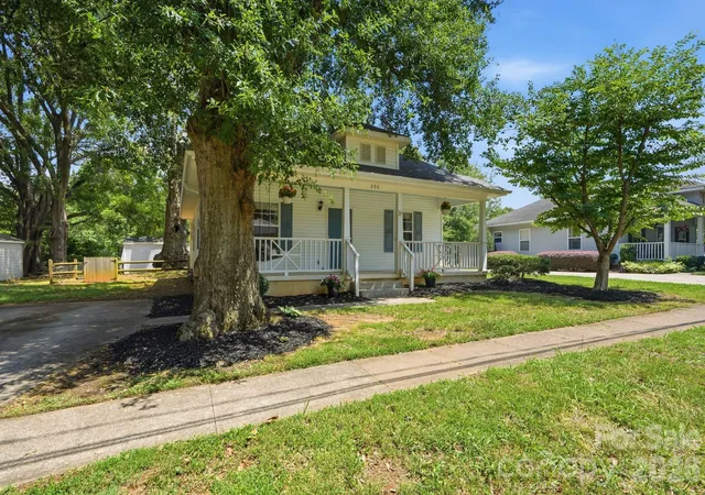 Photo 3 of Single family home for sale at 206 6th Street, Belmont, NC 28012 | MLS# 4399946 | Listing updated on 2026-08-09