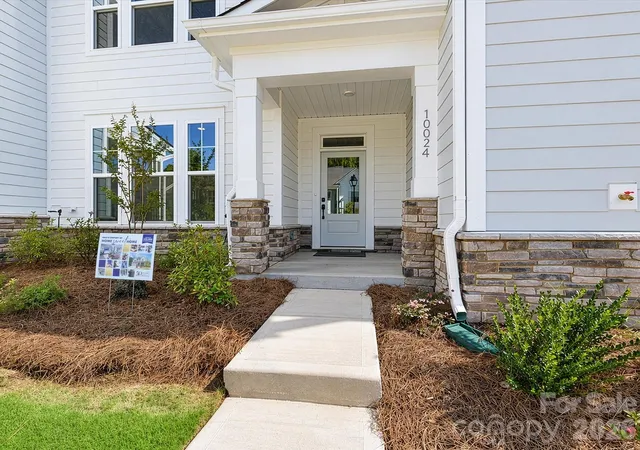 Photo 3 of Townhouse for sale at 10024 Mamillion Dr, Huntersville, NC 28078 | MLS# 4399960 | Listing updated on 2026-10-07