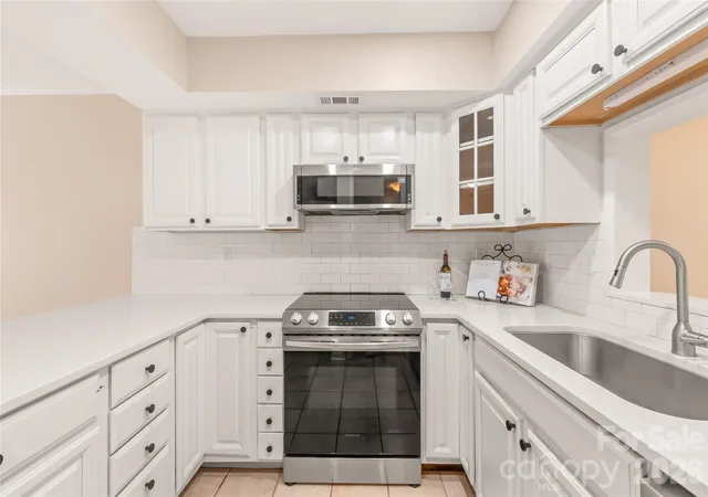 Photo 3 of Townhouse for sale at 8410 Cricket Lake Dr, Charlotte, NC 28277 | MLS# 4399995 | Listing updated on 2026-09-21