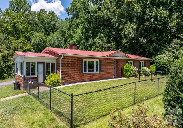 Photo 1 of Single family home for sale at 6264 Us 221 Hwy S, Marion, NC 28752 | MLS# 4400052 | Listing updated on 2026-08-31