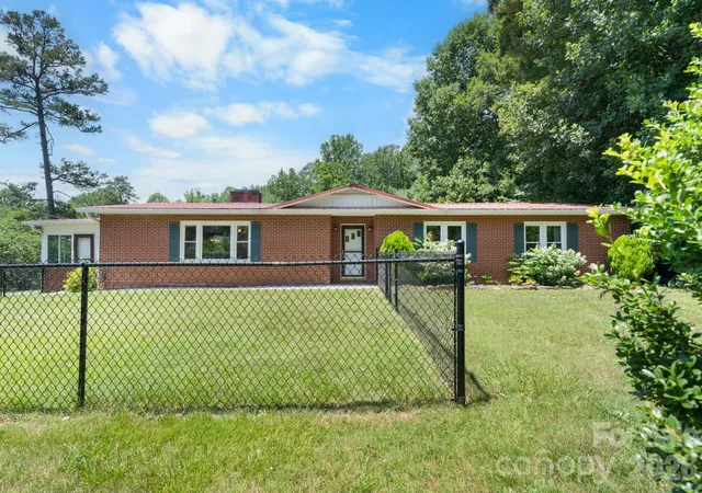 Photo 4 of Single family home for sale at 6264 US 221 Hwy S, Marion, NC 28752 | MLS# 4400052 | Listing updated on 2026-08-31