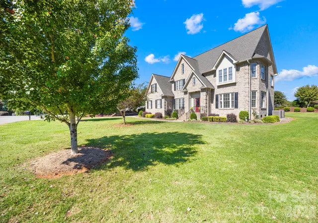 Photo 2 of Single family home for sale at 105 Mandarin Dr, Mooresville, NC 28117 | MLS# 4400067 | Listing updated on 2026-10-18