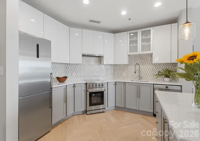 Listing Photo 1 - Condo for sale in building located at 333 W Trade St, Charlotte, NC 28202 - Unit #1306