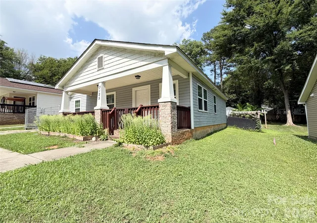 Photo 2 of Single family home for sale at 3125 Amay James Ave, Charlotte, NC 28208 | MLS# 4400177 | Listing updated on 2026-10-06