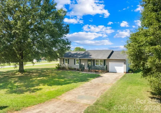 Photo 1 of Single family home for sale at 910 Lyndsey Brooke Ct, Lincolnton, NC 28092 | MLS# 4400225 | Listing updated on 2026-10-01