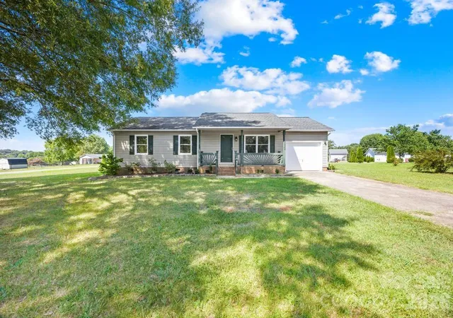 Photo 3 of Single family home for sale at 910 Lyndsey Brooke Ct, Lincolnton, NC 28092 | MLS# 4400225 | Listing updated on 2026-10-01