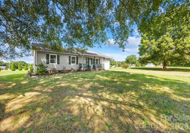 Photo 4 of Single family home for sale at 910 Lyndsey Brooke Ct, Lincolnton, NC 28092 | MLS# 4400225 | Listing updated on 2026-10-01