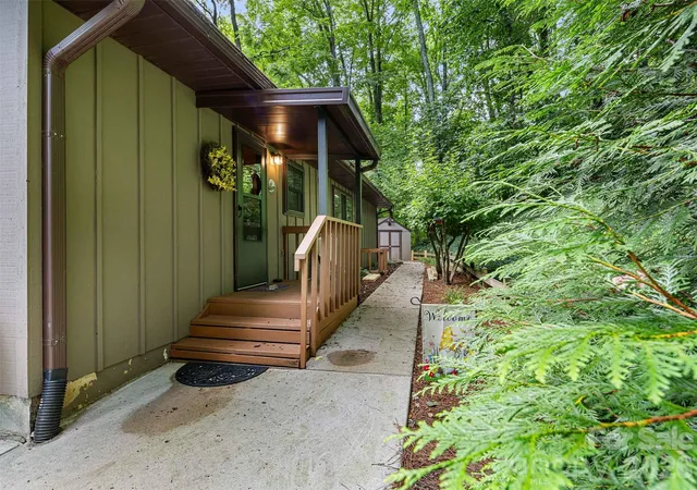Photo 2 of Single family home for sale at 25 Anne St, Lake Junaluska, NC 28745 | MLS# 4400254 | Listing updated on 2026-08-19