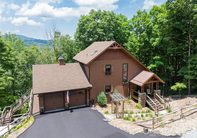 Homes for sale in Banner Elk, NC | 1009 Larkspur Trl, Banner Elk, NC 28604 | MLS# 4400317