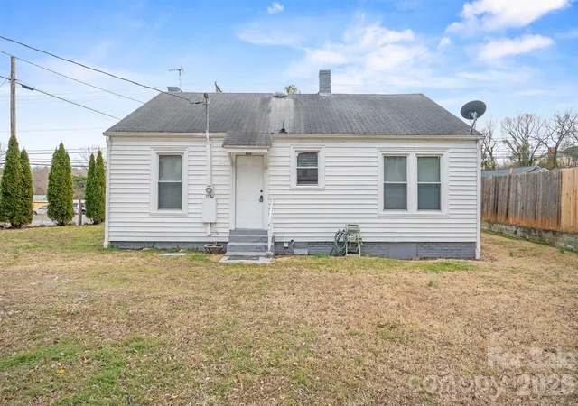 Photo 4 of Single family home for sale at 247 Cabarrus Ave E, Concord, NC 28025 | MLS# 4400350 | Listing updated on 2026-08-13